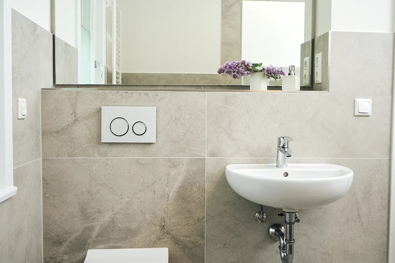 Modernes Badezimmer mit großformatigen grauen Fliesen