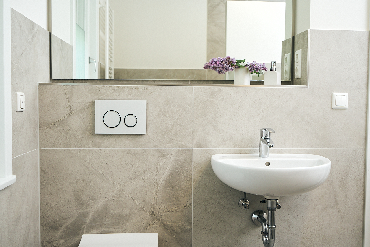 Modern bathroom with large grey tiles.